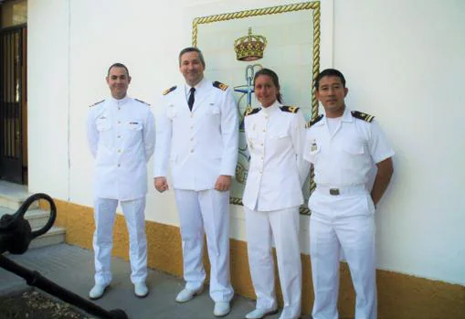 La teniente de navío con los compañeros de la Especialidad de Hidrografía, al finalizar el curso en la Escuela 'Alejandro Malaspina'.