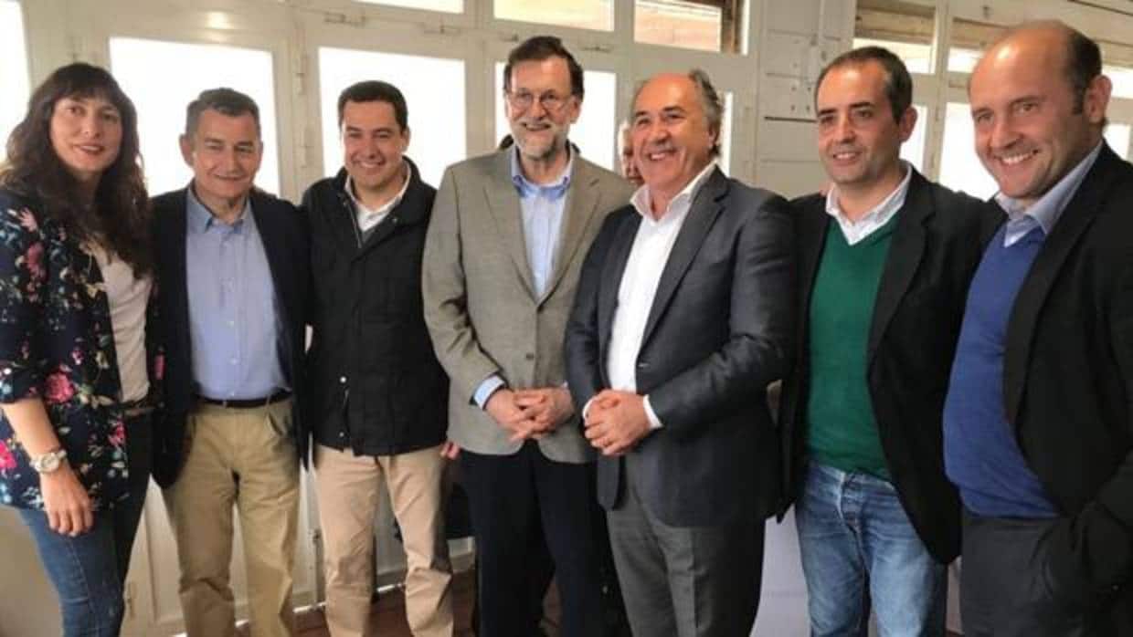 Juancho Ortiz, Antonio Saldaña y José Ignacio Landaluce, con Mariano Rajoy, Juanma Moreno, Antonio Sanz y Loles López en Marbella.