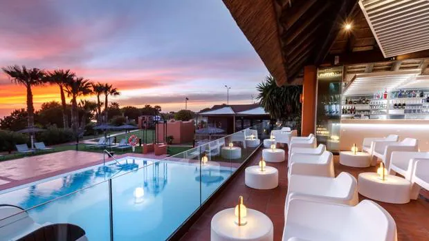 Los hoteles de la costa de Cádiz se preparan para el inicio de la temporada turística