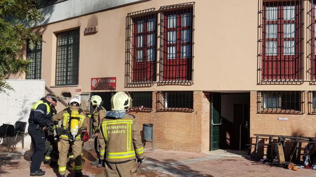 Herido un bombero en la extinción de un fuego en la localidad sevillana de Tomares