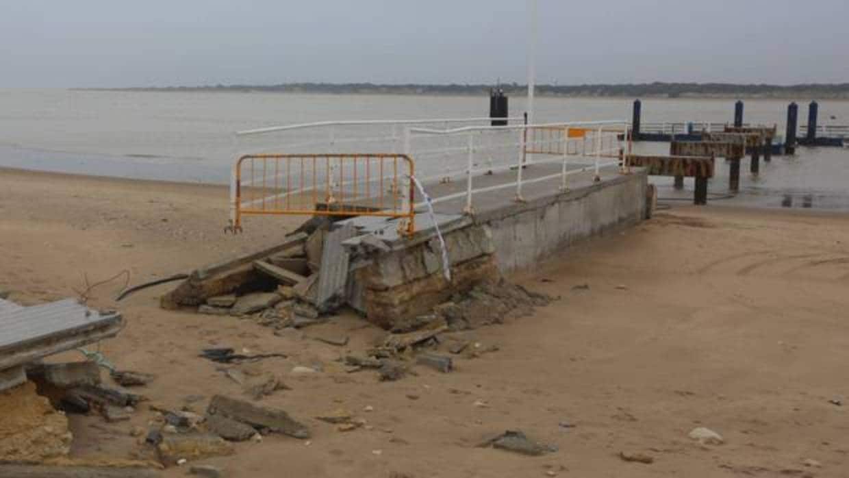 Los accesos a las playas de Sanlúcar han quedado muy afectados.