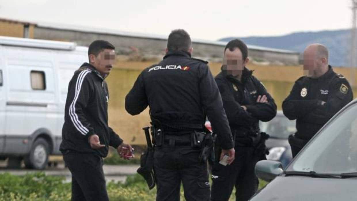 Agentes de la Policía Nacional identifican a un joven en La Línea durante un control.