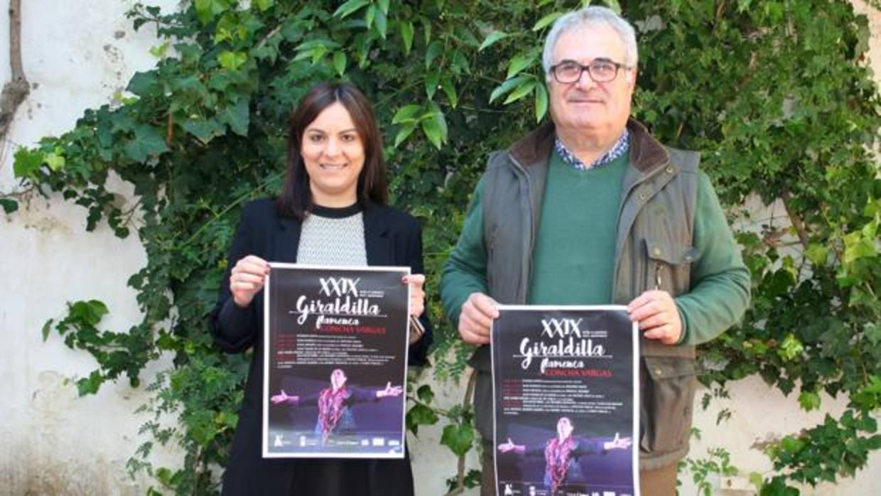 La delegada municipal de Cultura, María Tamara Carrasco, y el presidente de la peña flamenca, Juan García