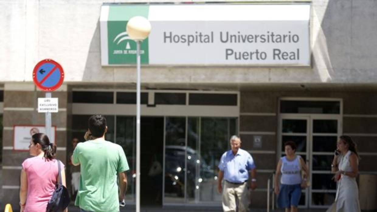 La paciente fue trasladada al hospital de Puerto Real.