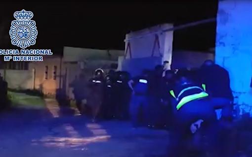 Unos narcos se atrincheran y la emprenden a tiros contra la Policía en Algeciras