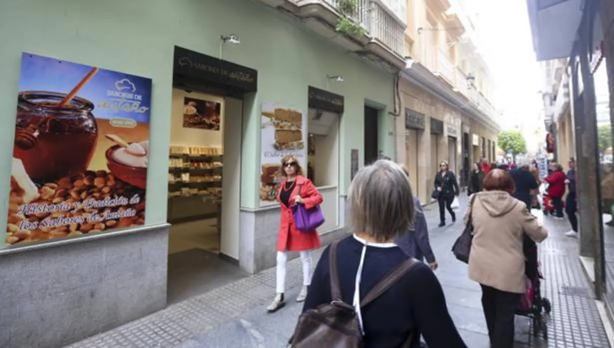 Las calles del centro de Cádiz vuelven a mostrar su carácter más comercial