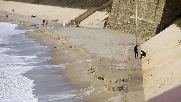 Un surfista muere en la playa Santa María del Mar de Cádiz