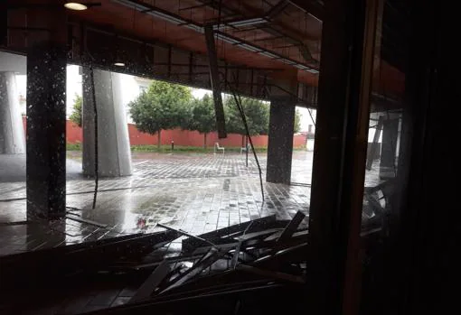 La tormenta derriba parte del techo del conservatorio de música en Cádiz