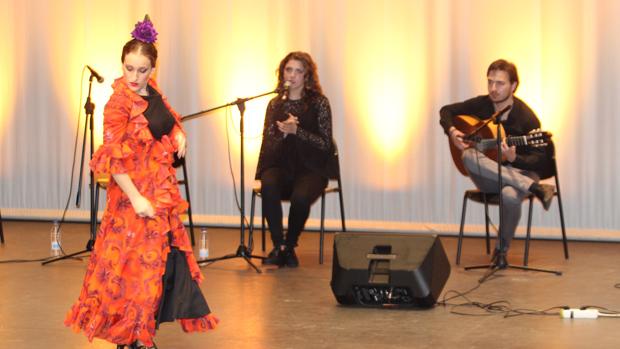 Alumnos del instituto Carmen Laffón celebran con una gala el final de «Proyecto Flamenco»