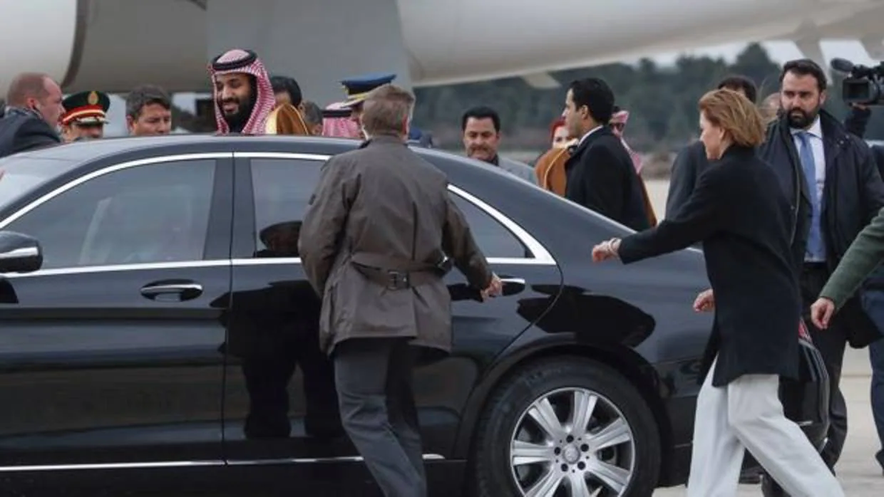 El Príncipe heredero de Arabia Saudí a su llegada este miércoles a la base aérea militar de Torrejón, en Madrid