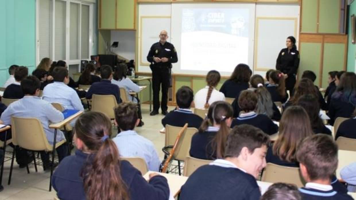 La Policía Nacional hará &#039;ciberexpertos&#039; a los alumnos del colegio Amor de Dios de Cádiz