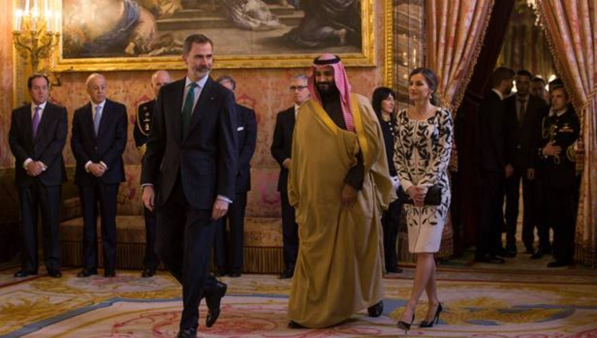 Felipe VI, Mohammed bin Salman y la reina Letizia, ayer en El Pardo.