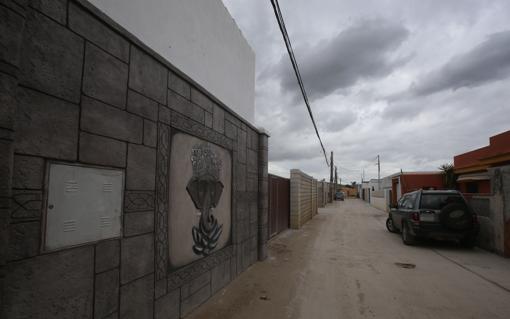 El Zabal es una zona no urbanizable pero que está llena de mansiones ocultas tras enormes tapias.