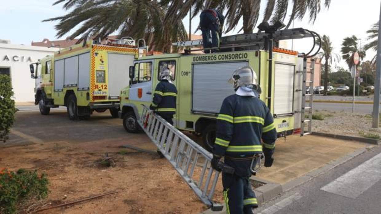 Los bomberos intervienen este viernes en Puerto Real.