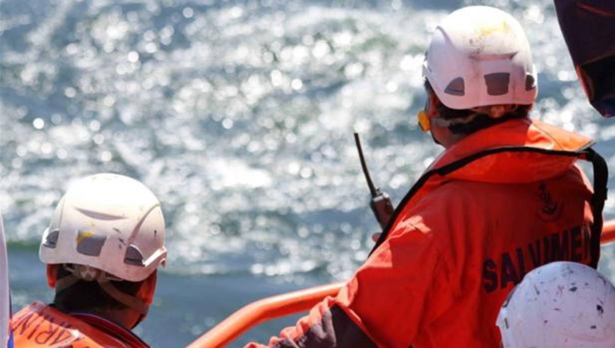 Trasladan a Tarifa a cinco personas tras ser rescatadas de una patera en aguas del Estrecho