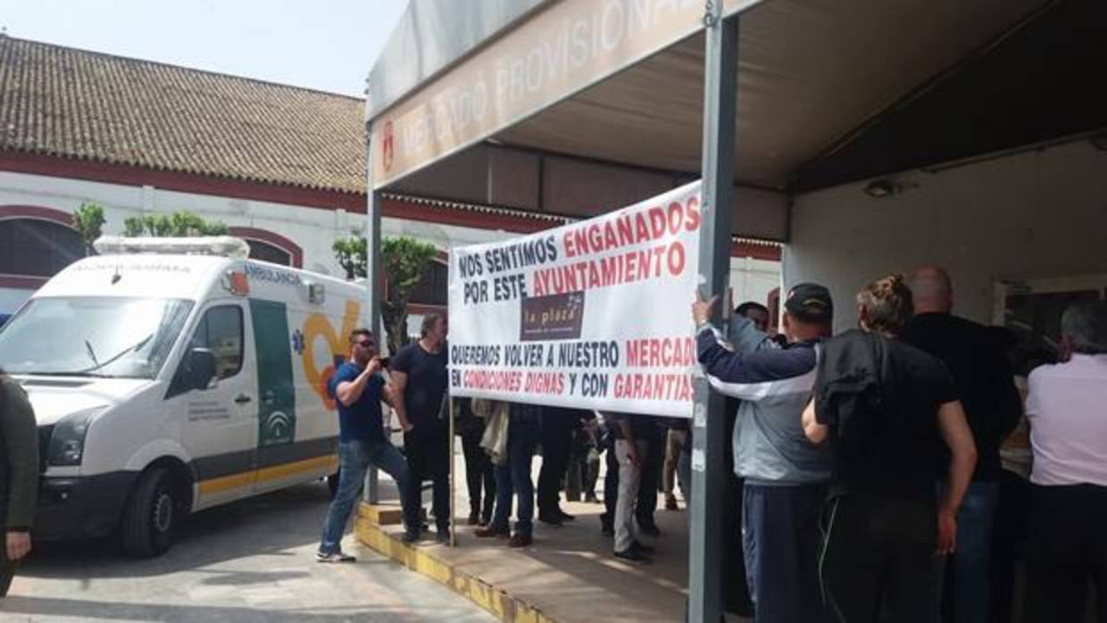 Trabajadores a las puertas del Mercado