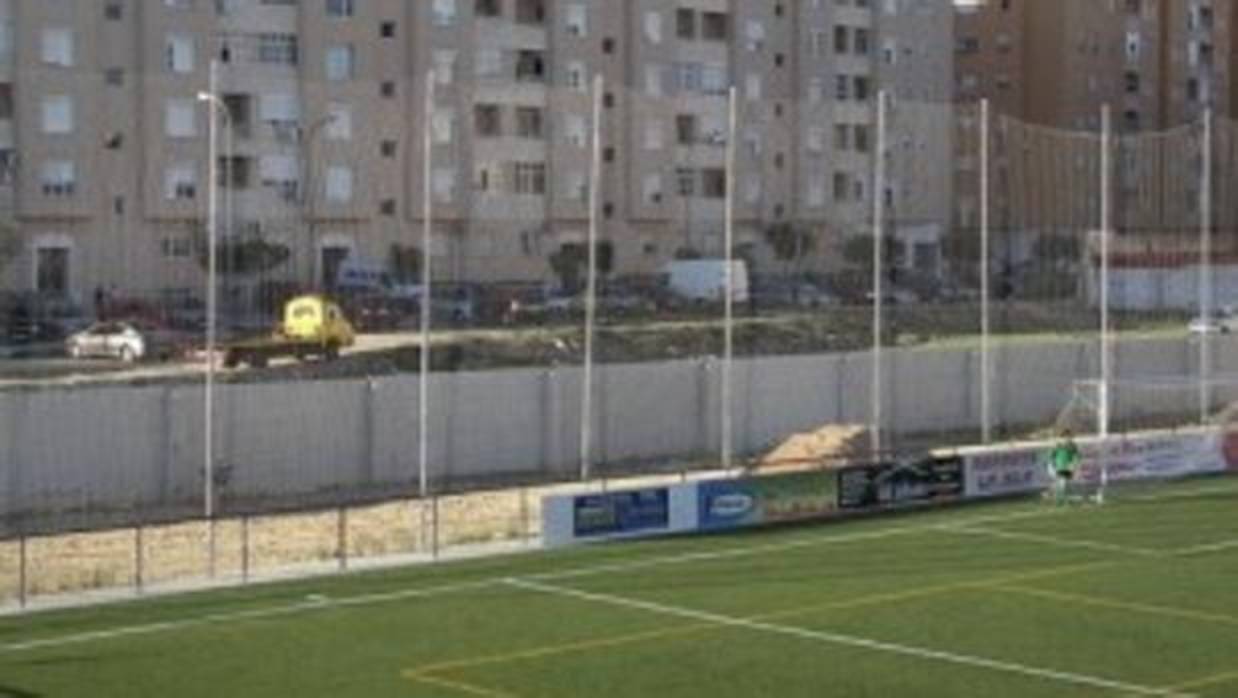 Detenido por presuntamente vender hachís en los accesos a un campo de fútbol en San Fernando