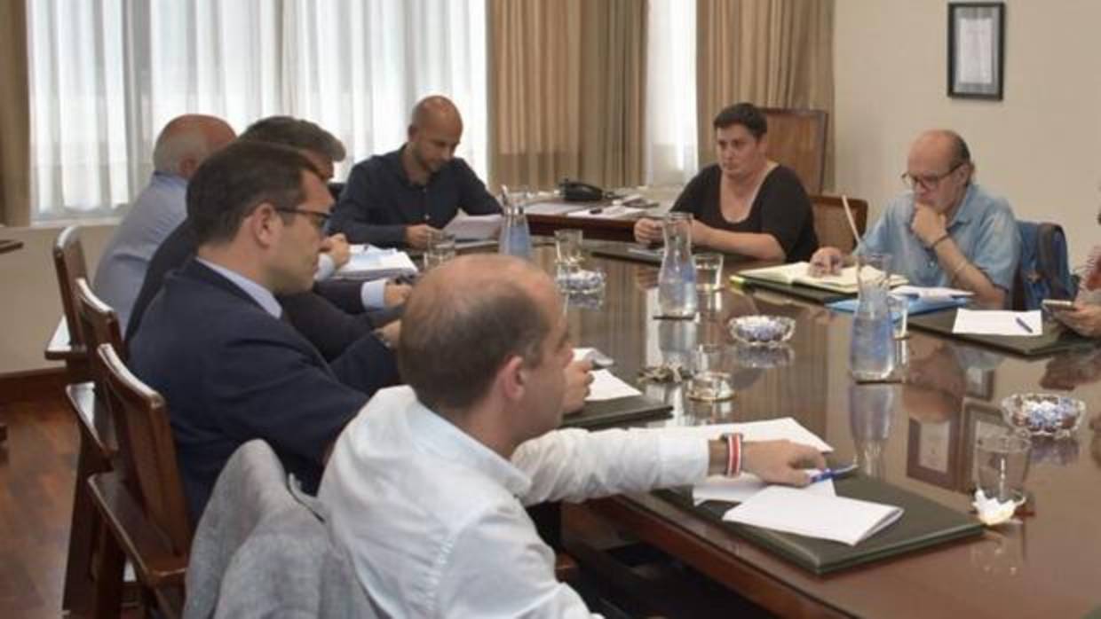 Álvaro de la Fuente, en la reunión de ayer lunes de Aguas de Cádiz.