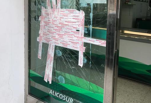 Así quedaron las puertas de la tienda de congelados Alicosur