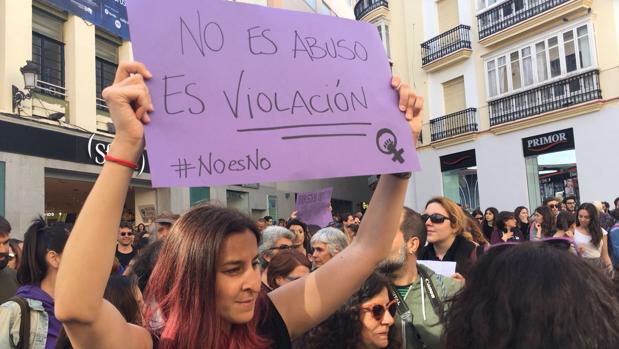 «No es no», clamor en la plaza de El Palillero contra la sentencia a La Manada