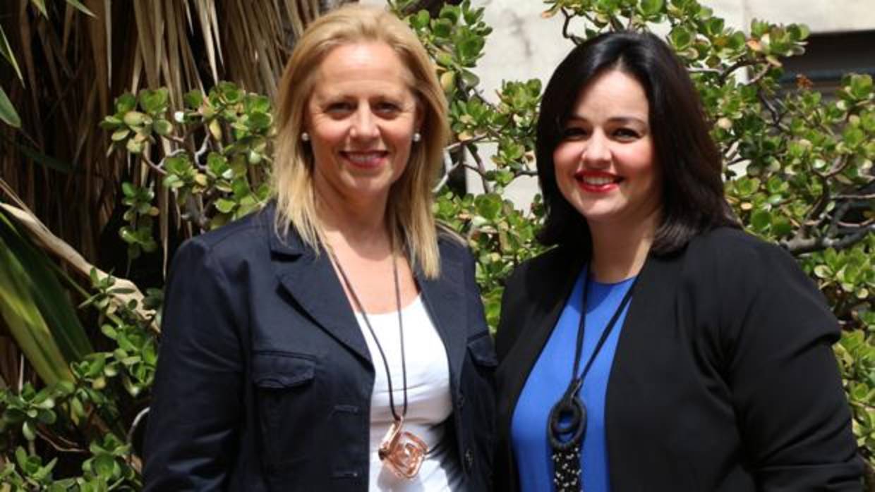 Lola Romero (izquierda), junto a la presidente del PP de Sevilla Virginia Pérez