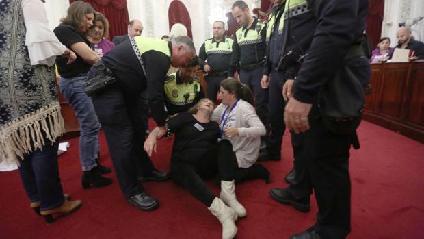 Tres mujeres de Cádiz interrumpen el Pleno para exigir atención social