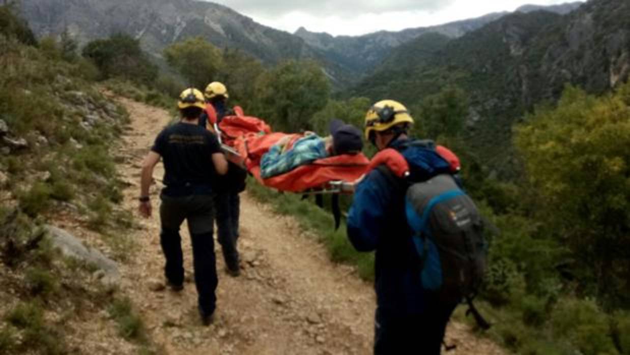 El hombre ha sido trasladado en una camilla por los bomberos.