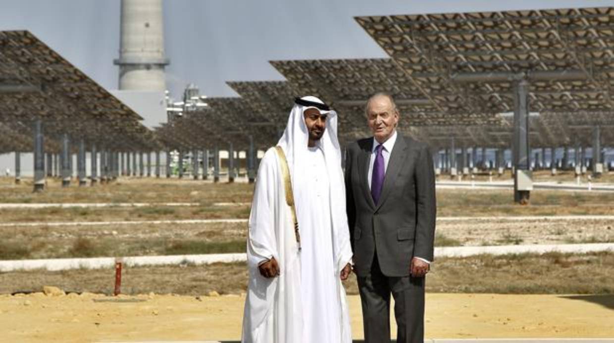 El jeque Jalifa Bin Zayed Al Nahayan junto con el Rey Emérito Juan Carlos, durante una visita a la provincia de Sevilla