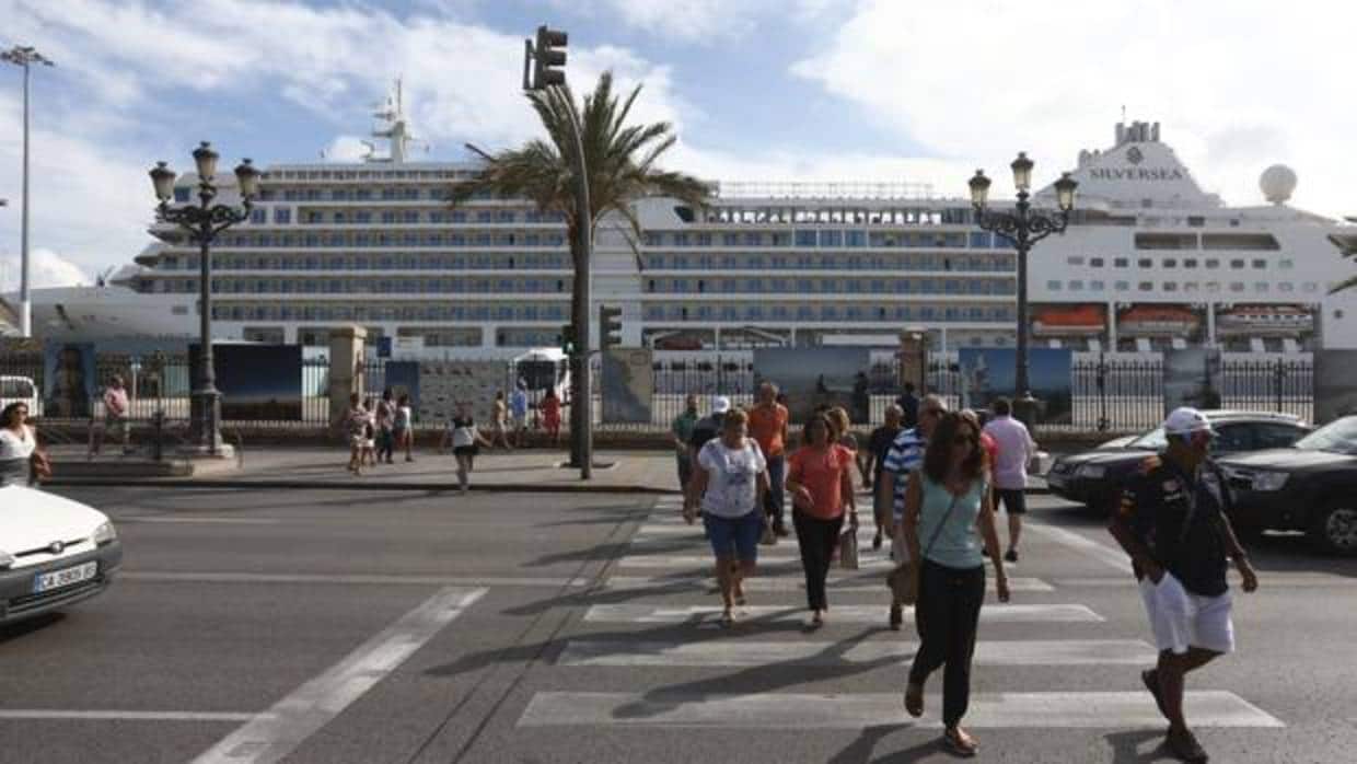 Las informadoras turísticas se quedarán sin empleo si el Ayuntamiento no paga a la empresa.