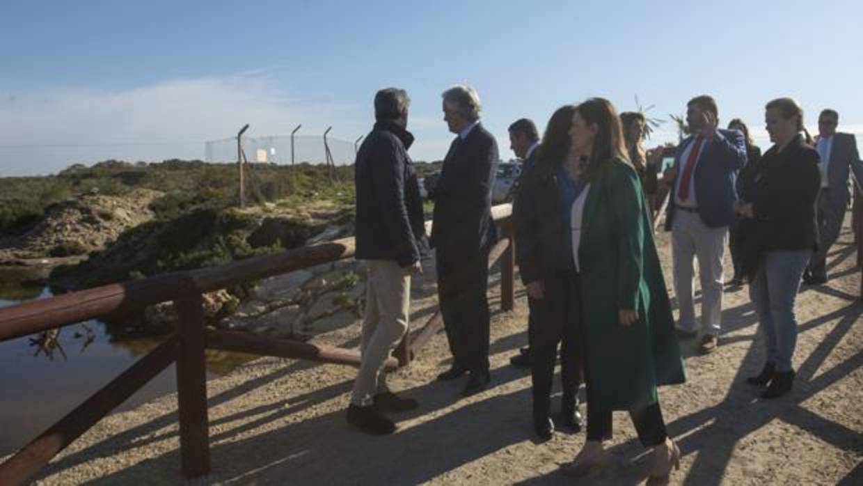 Agustín Muñoz visita la playa de Camposoto junto a la alcaldesa de San Fernando Patricia Cavada.