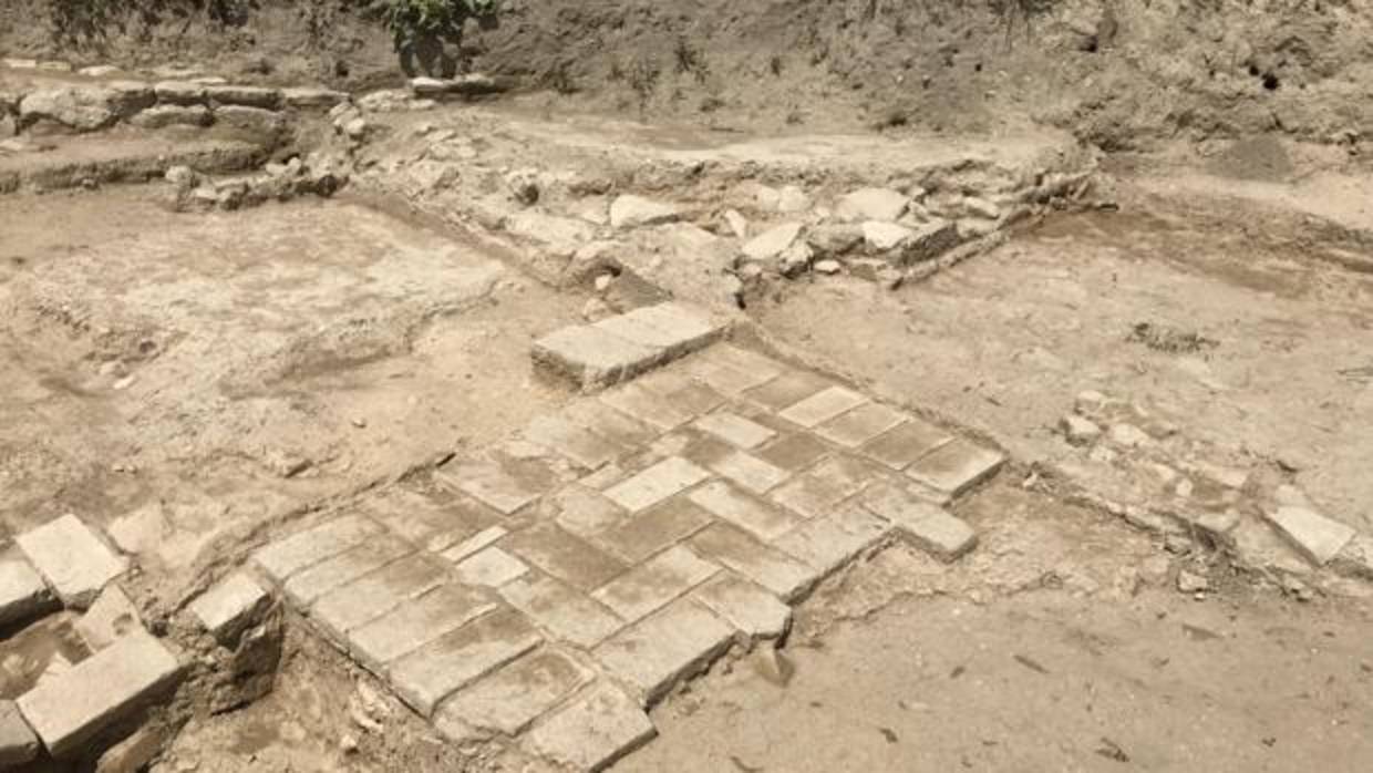 Los restos de la alquería almohade del siglo XII descubiertos durante las obras de la SE-40