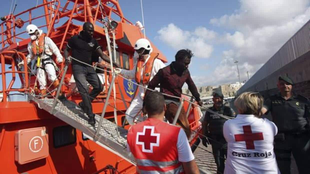Rescatadas once personas de dos pateras que navegaban en aguas del Estrecho