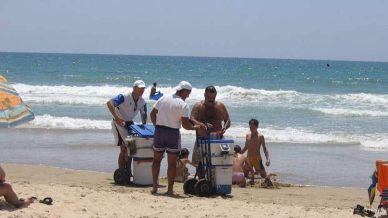Este año se han sacado un total de 100 licencias de venta ambulante para la playa.