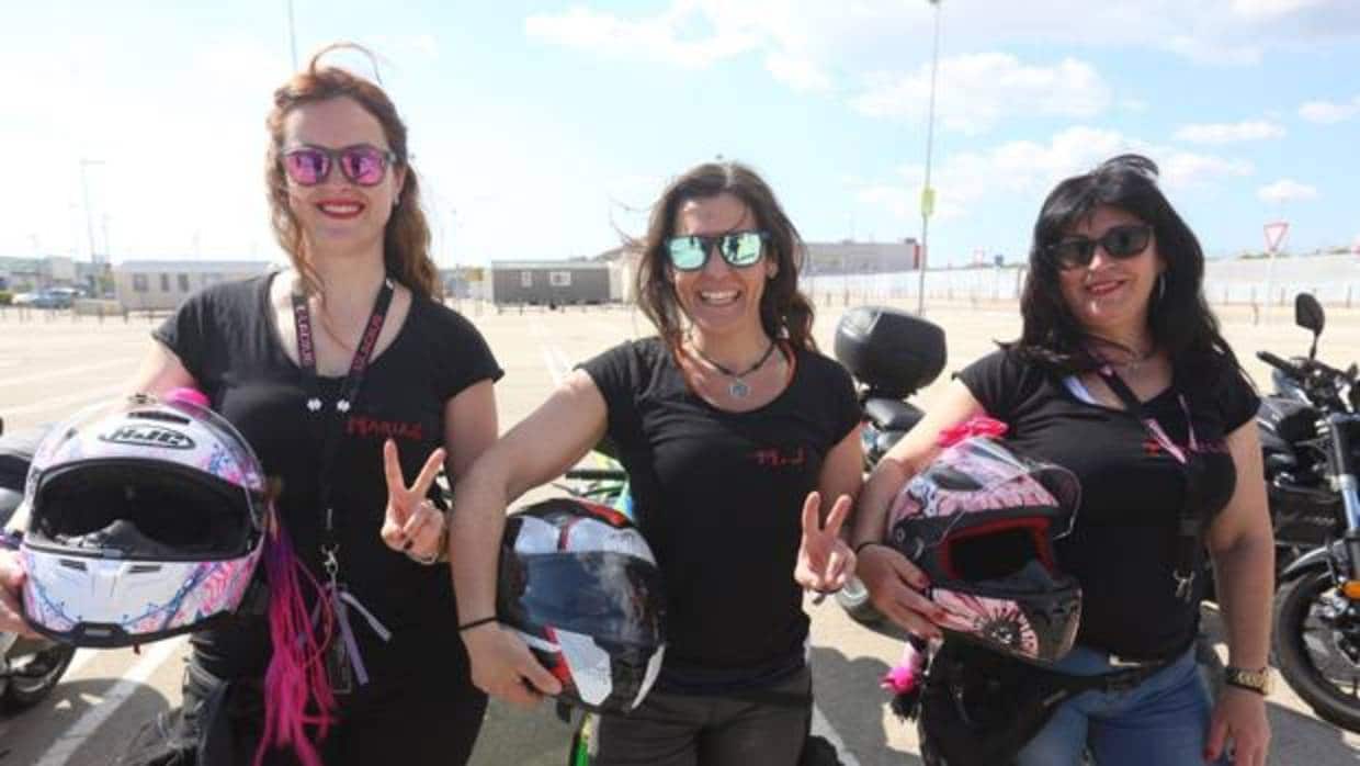 Tres de las integrantes del grupo de moteras mujeres ‘Las guerreras de Valhalla’, ayer en Jerez.