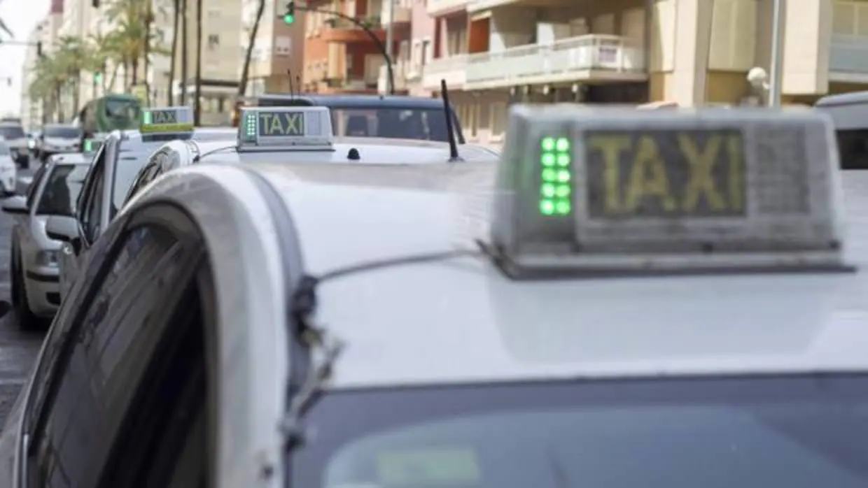 Investigan una decena de robos en taxis de Cádiz