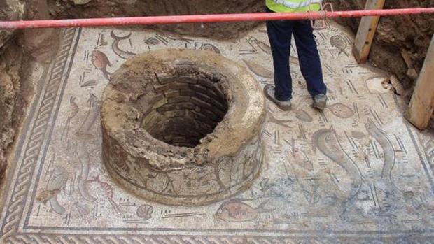 Patrimonio aprueba la extracción del mosaico romano del siglo II d. C. hallado en una calle de Cantillana