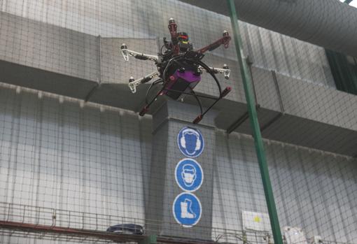 El dron en pleno vuelo por la nave de Airbus