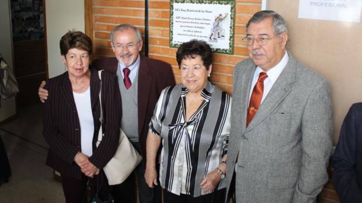 Los hermanos de Teresa Jiménez ante la placa en su honor, ayer al mediodía