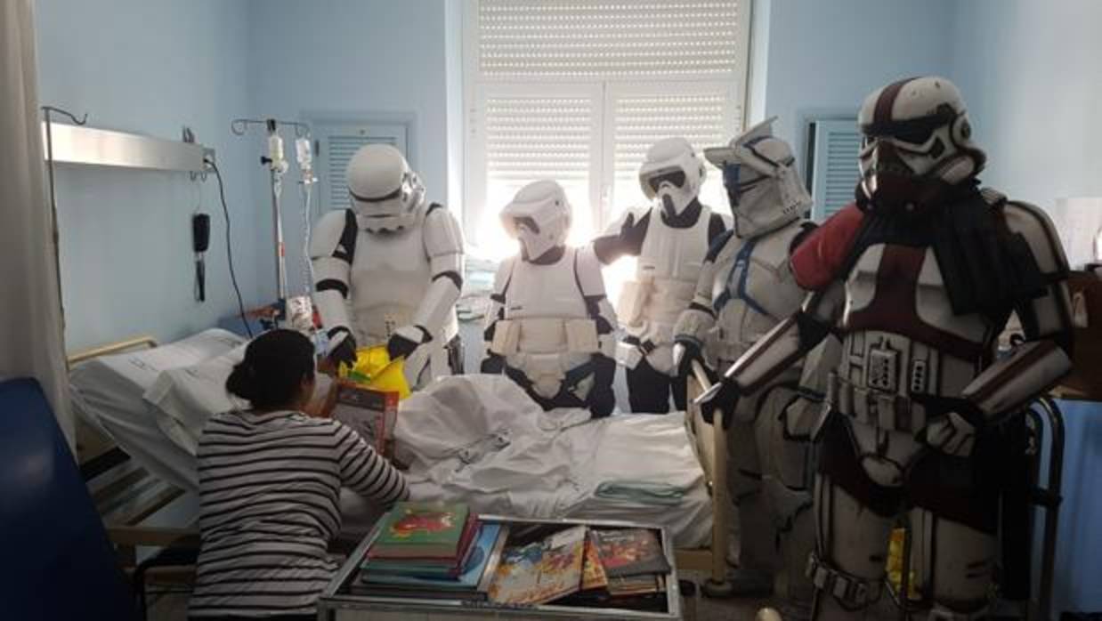 Uno de los pequeños hospitalizados recibe un regalo