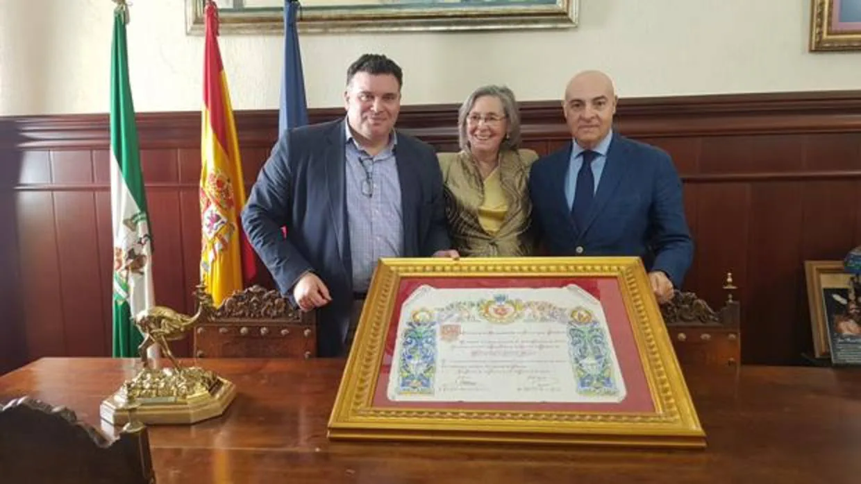 El Ayuntamiento de Morón ha homenajeado al autor de la escultura del Gallo