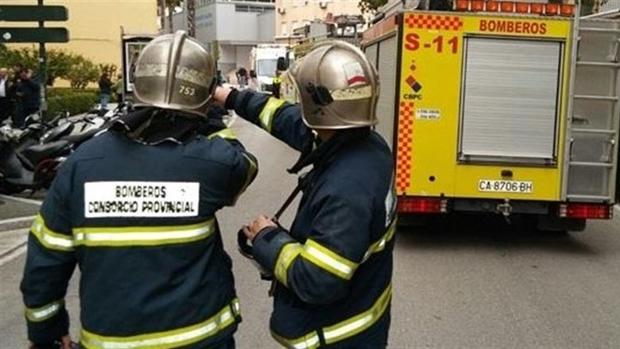 Calcinadas seis ambulancias en un fuego de una central de vehículos sanitarios en Algeciras