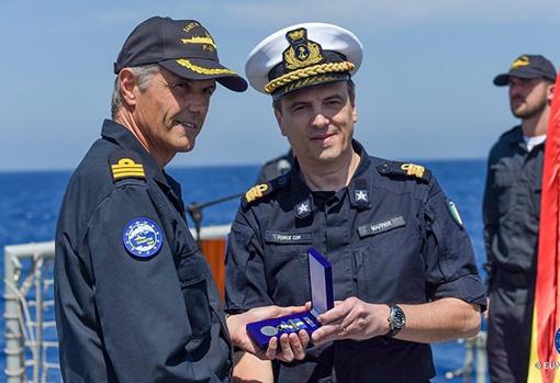 El comandante de Eunavformed 'Sophia', el almirante italiano Alberto Maffeis (derecha), hace entrega de la medalla de la misión al comandante de la 'Santa María', capitán de fragata Rafael Guerra Soler, al que le agradeció el trabajo de su tripulación.