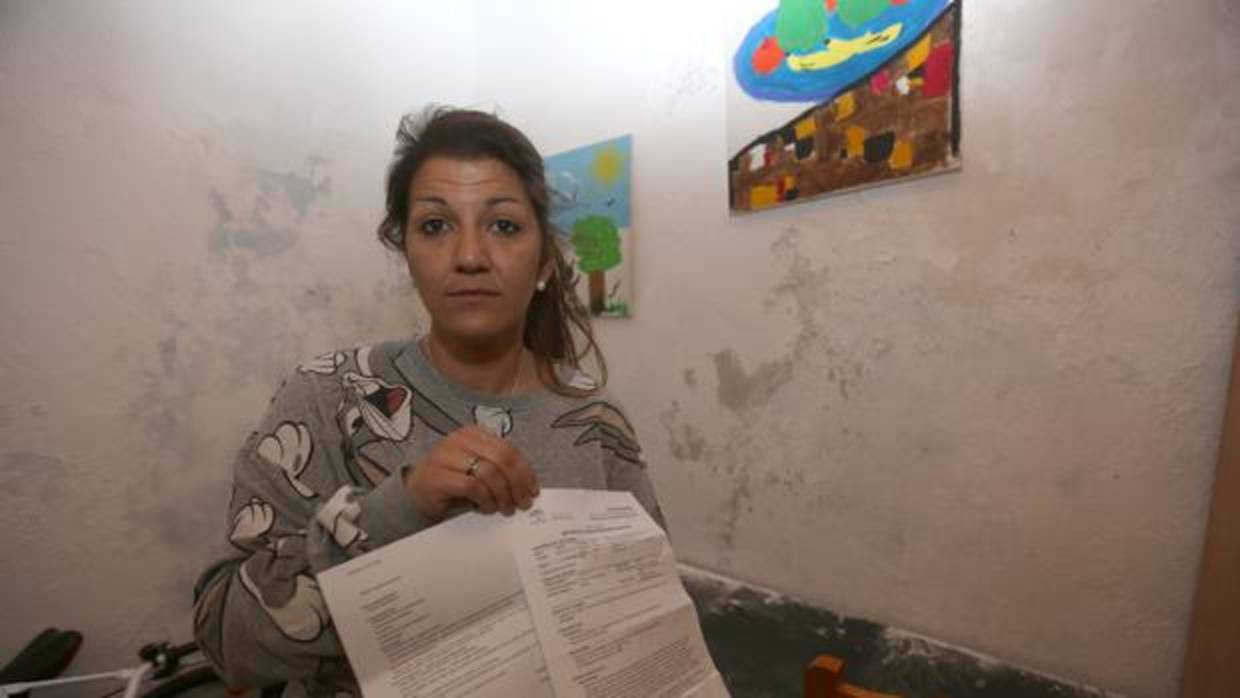 Vanesa, que reclama una vivienda apta para que pueda vivir con su hijo, muestra los informes médicos.