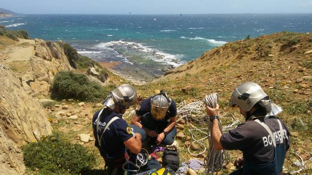 Recuperan el cadáver de hombre en un barranco de una playa de Tarifa