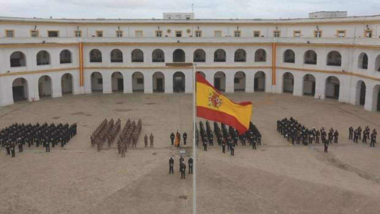Infantes de Marina formados en el patio de armas Lope de Figueroa del Tercio de Armada.