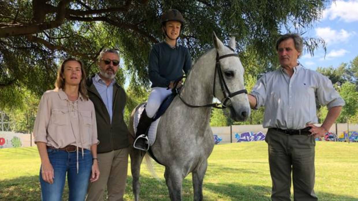 El joven Alberto Pérez-Luna junto a sus padres y su actual preparador Antonio de la Puerta