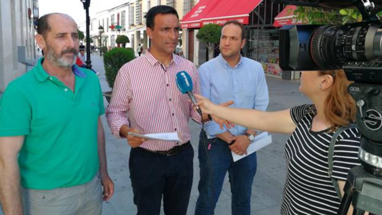 Francisco Javier Monge, en el centro, durante la presentación de la propuesta de pacto por la seguridad en Lebrija