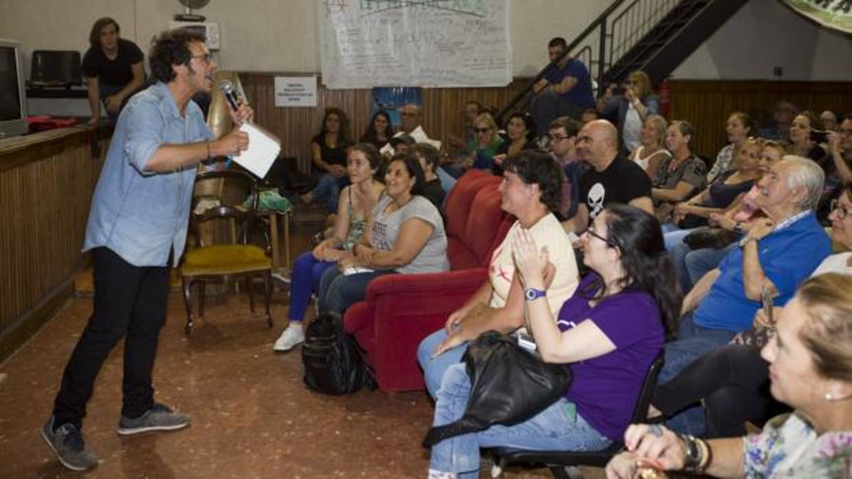 Kichi, en una de las asambleas de Podemos en la campaña electoral de las Municipales de 2015.
