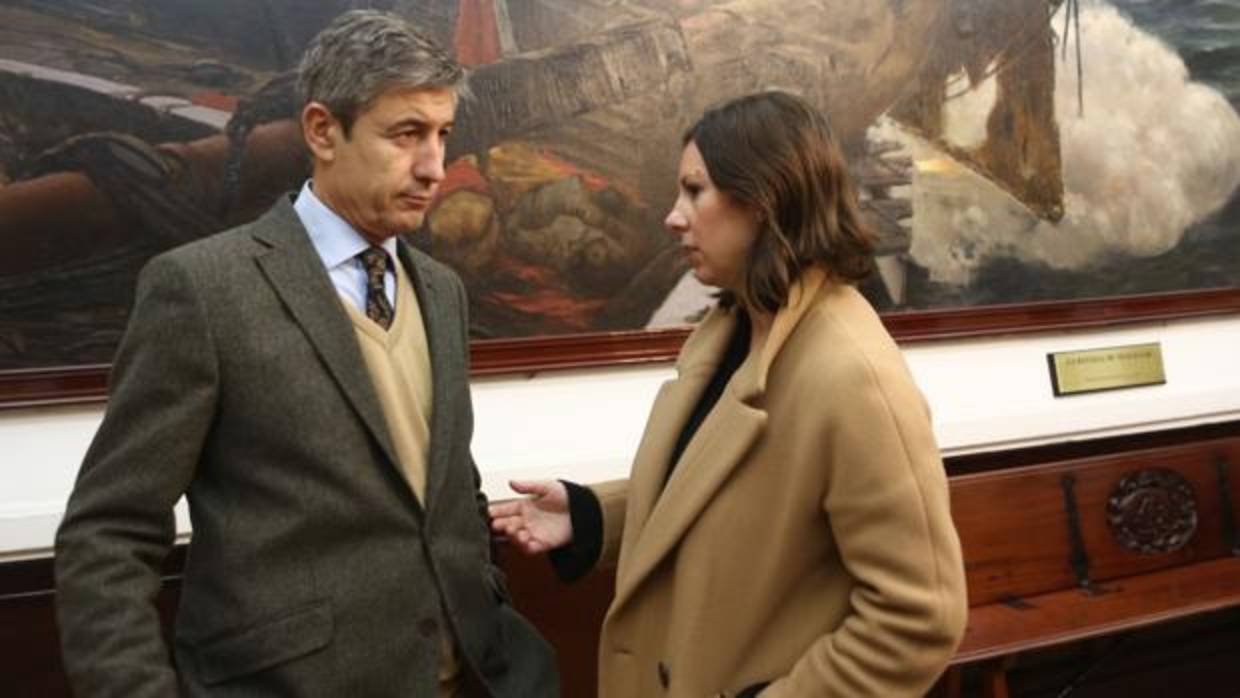 Pérez Dorao y María Fernández-Trujillo, en el Salón Isabelino del Ayuntamiento de Cádiz