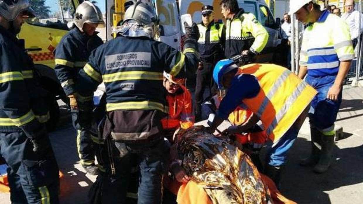 Los bomberos y la unidad de emergencias asisten a un trabajador herido
